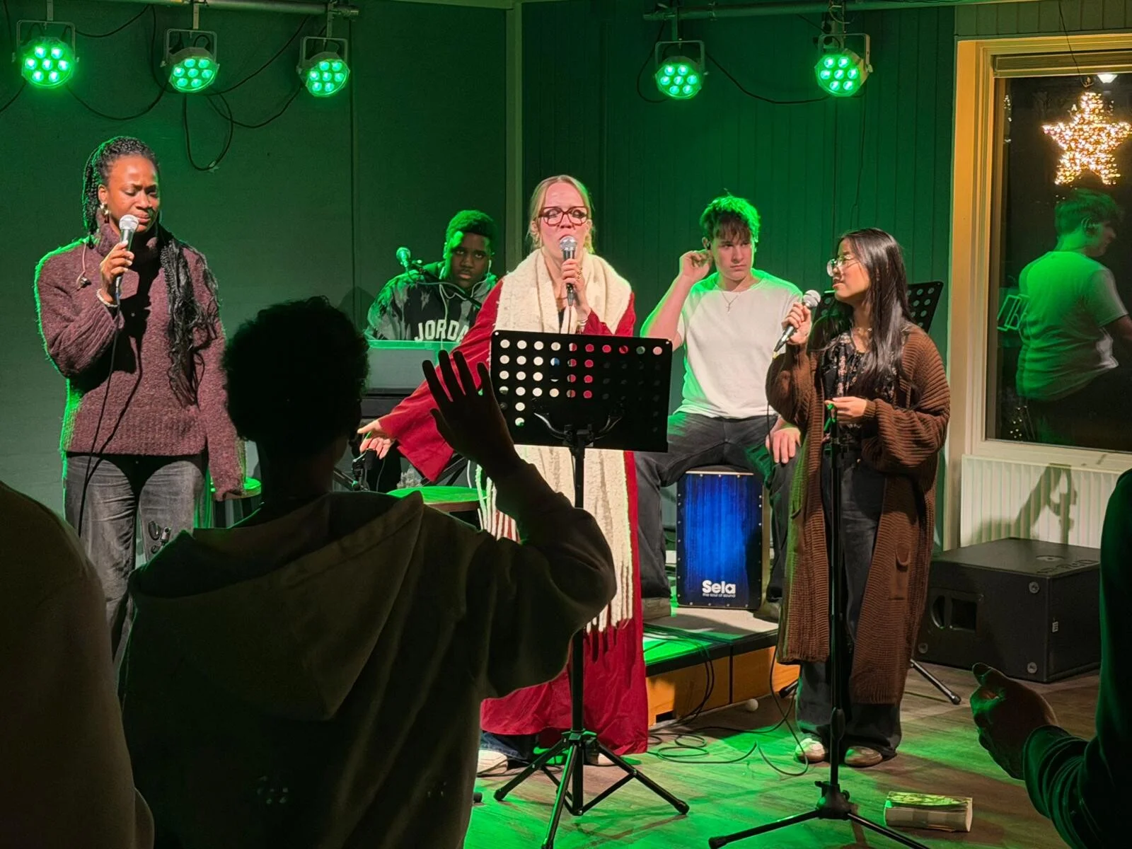 Jongeren tijdens worship bij Redirected Woerden