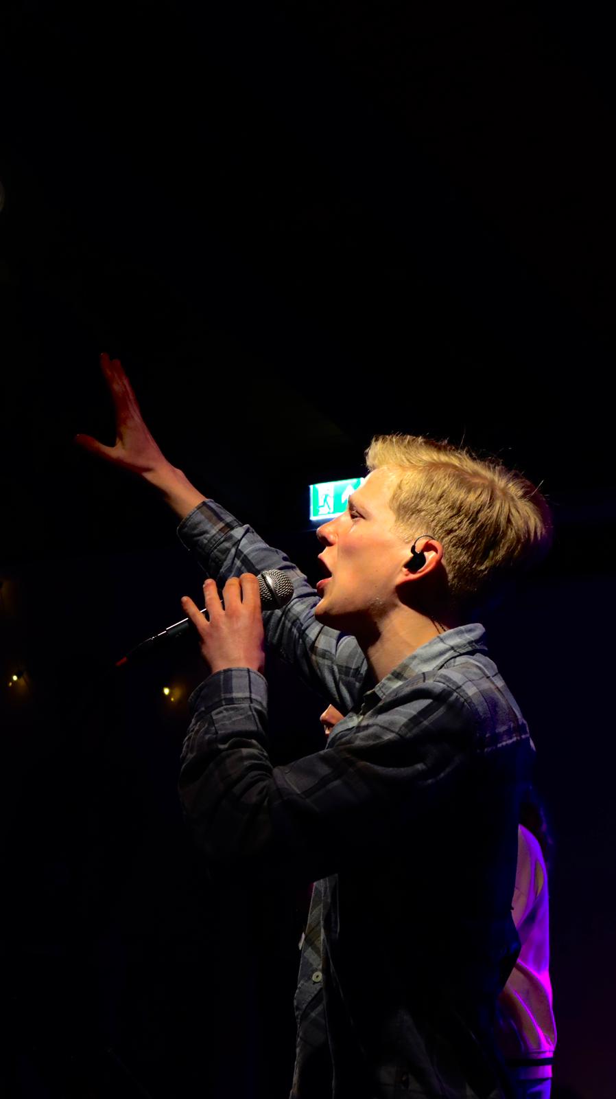 Jongere in worship tijdens een Redirected jongerendienst